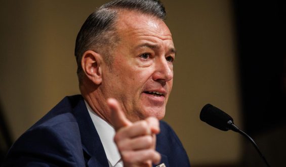 ICE-Direktor Lyons verteidigt Maßnahmen der Bundesbeamten