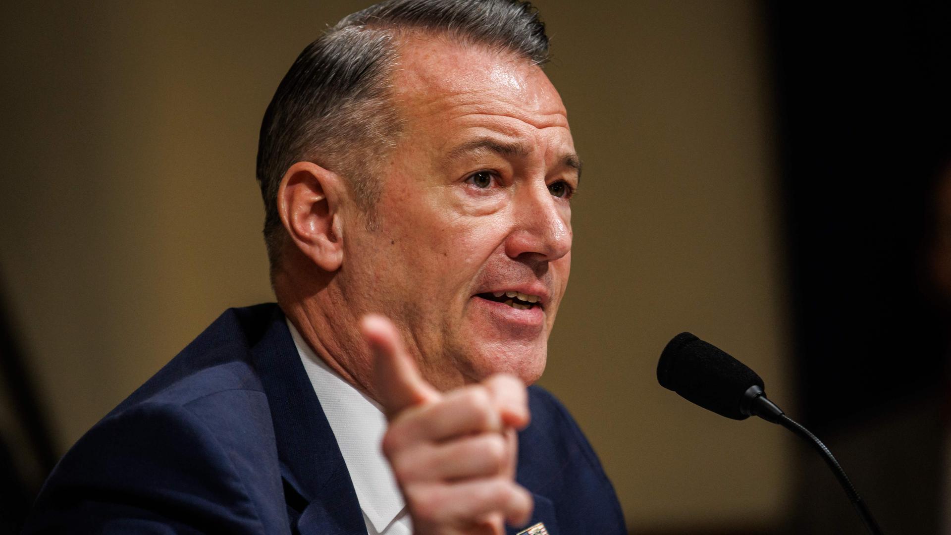 ICE-Direktor Lyons verteidigt Maßnahmen der Bundesbeamten