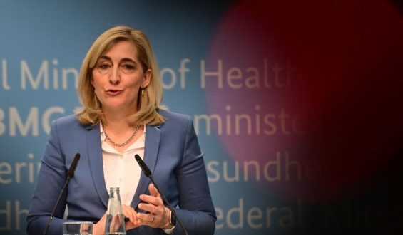 Warken plant umfassende Reform der Pflegeversicherung