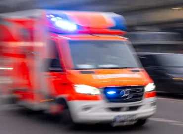 Verkehrsunfall in Hamburg-Neuenfelde: Linienbus und Transporter kollidieren