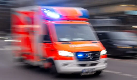 Verkehrsunfall in Hamburg-Neuenfelde: Linienbus und Transporter kollidieren