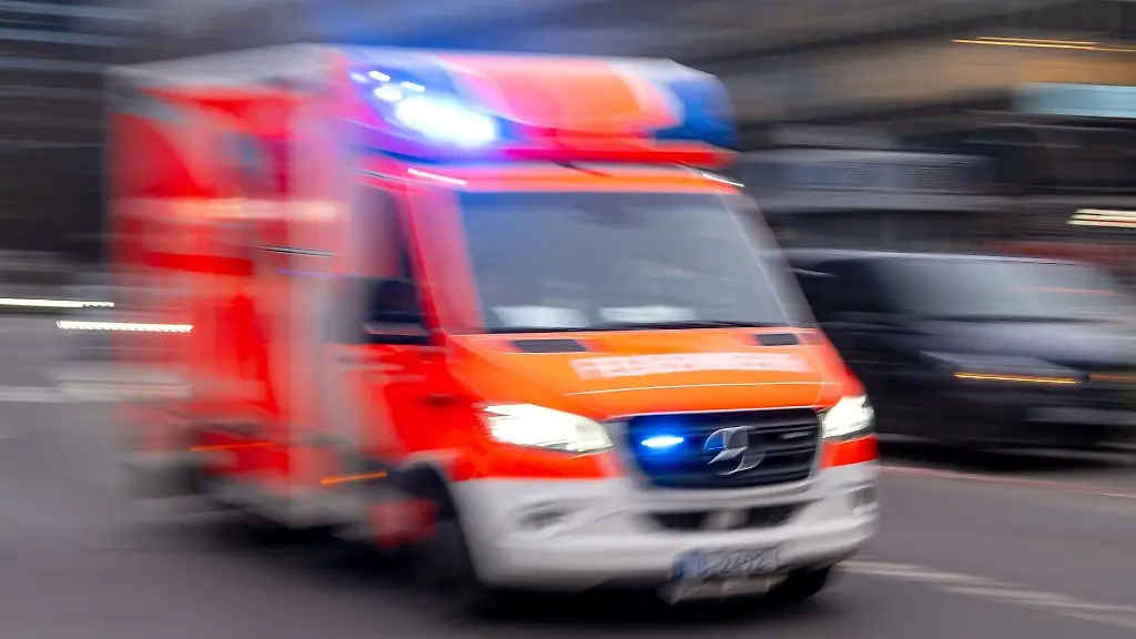 Verkehrsunfall in Hamburg-Neuenfelde: Linienbus und Transporter kollidieren