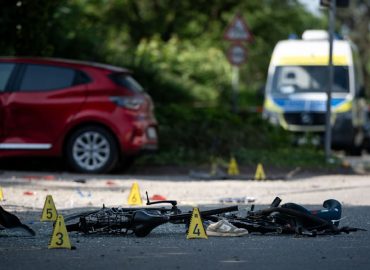 Tragische Kollision von Fahrradfahrern und Auto in Dinslaken