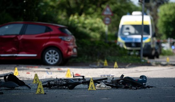 Tragische Kollision von Fahrradfahrern und Auto in Dinslaken