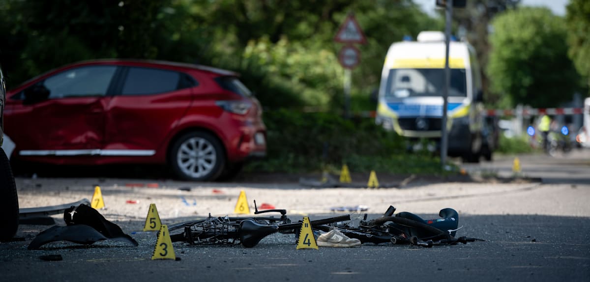 Tragische Kollision von Fahrradfahrern und Auto in Dinslaken