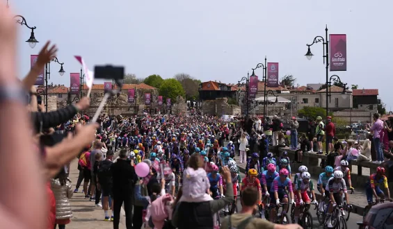 Magnier triumphiert beim chaotischen Giro-Auftakt