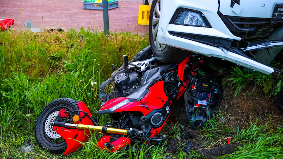 Schwerer Unfall bei Berlin: Fahrschülerin auf Motorrad vom Fahrlehrer erfasst