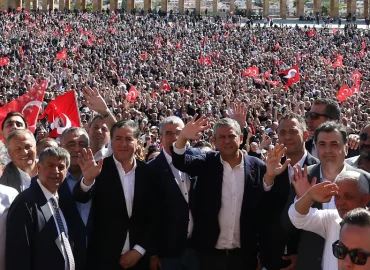 Özgür Özels Anhänger protestieren gegen seine Absetzung in Ankara