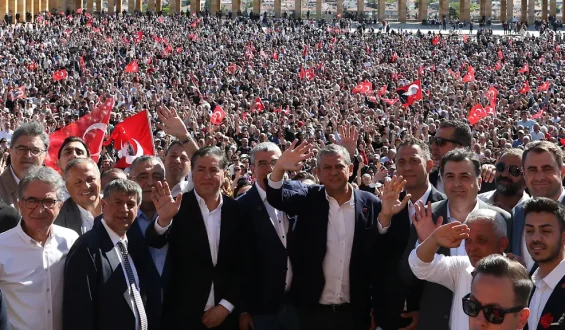Özgür Özels Anhänger protestieren gegen seine Absetzung in Ankara