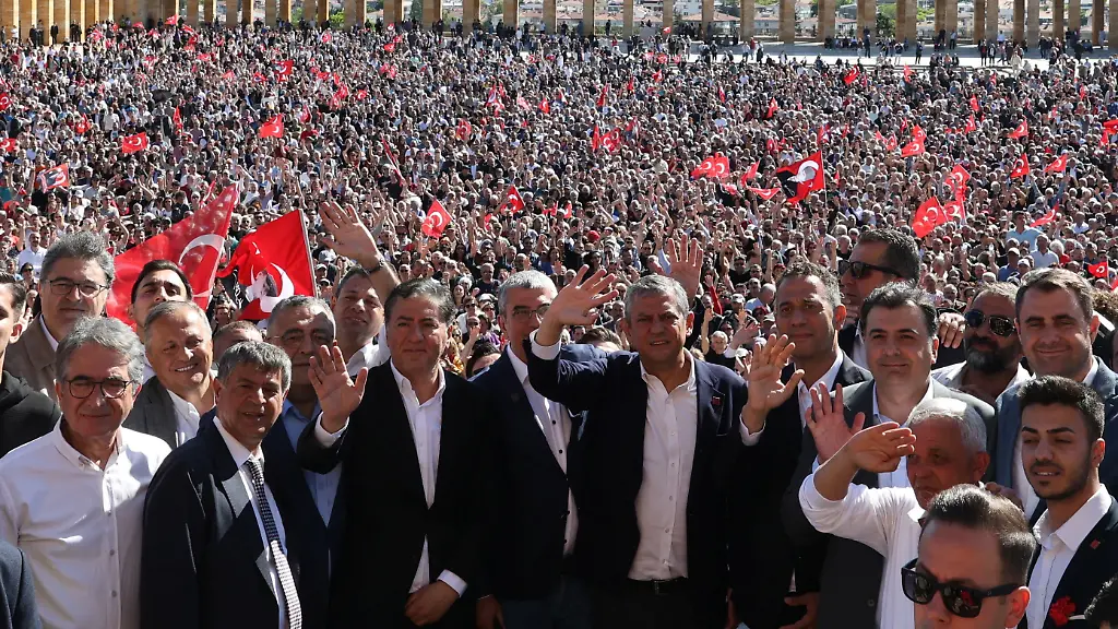 Özgür Özels Anhänger protestieren gegen seine Absetzung in Ankara