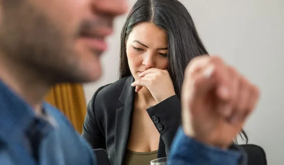 Ständige Sticheleien im Job: Was hilft?