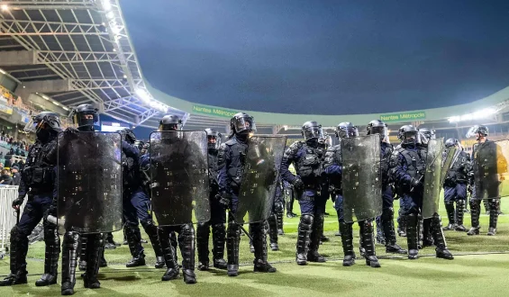 Spielabbruch bei FC Nantes nach Platzsturm