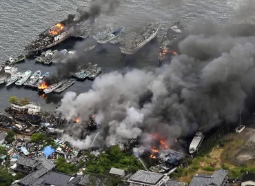 Großbrand in japanischer Werft: Evakuierungen wegen Rauchwolken