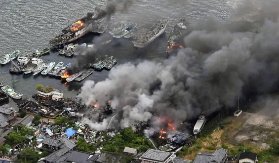 Großbrand in japanischer Werft: Evakuierungen wegen Rauchwolken