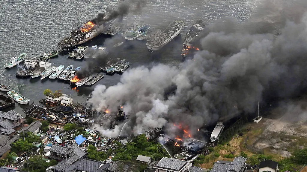 Großbrand in japanischer Werft: Evakuierungen wegen Rauchwolken