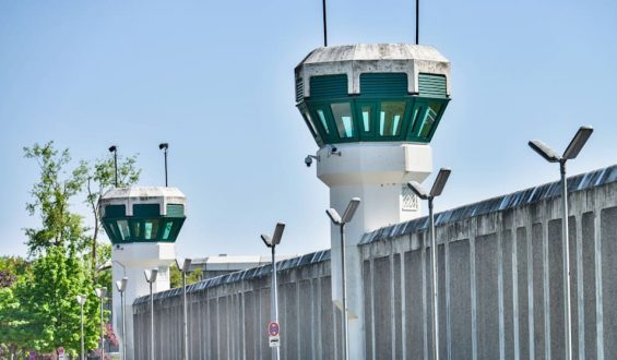 Liebesstreit hinter Gittern: Inhaftierter Hells Angel zeigt Wärterin an
