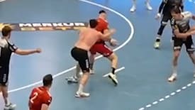 Kuriose Szene im Zweitligaspiel: Handballer verliert Trikot