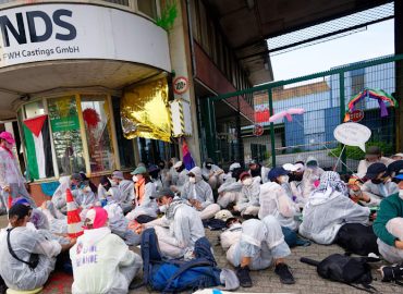Klimaaktivisten blockieren Werk von KNDS in Mülheim und behindern Schichtwechsel