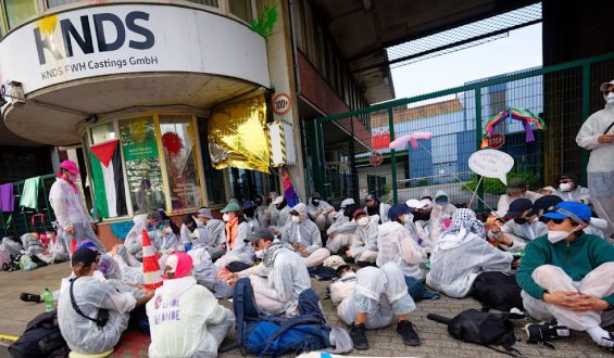 Klimaaktivisten blockieren Werk von KNDS in Mülheim und behindern Schichtwechsel