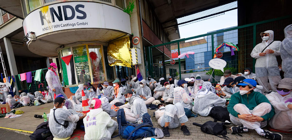 Klimaaktivisten blockieren Werk von KNDS in Mülheim und behindern Schichtwechsel