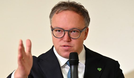 Voigt kritisiert Kürzungspläne der AfD gegenüber Kirchen