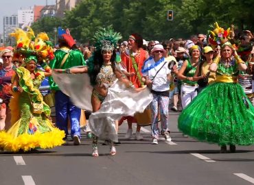 Karneval der Kulturen bringt Rio-Spirit nach Berlin