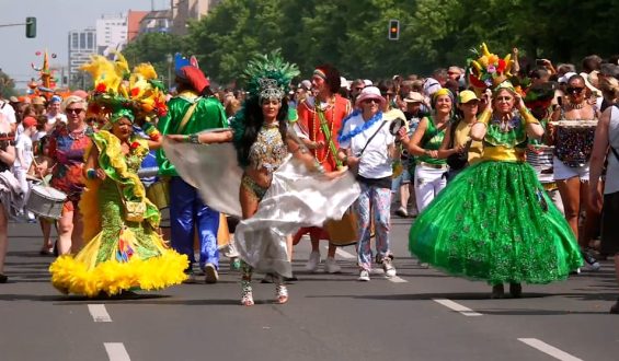 Karneval der Kulturen bringt Rio-Spirit nach Berlin