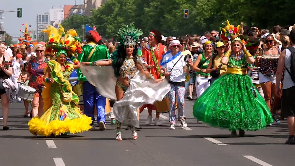 Karneval der Kulturen bringt Rio-Spirit nach Berlin