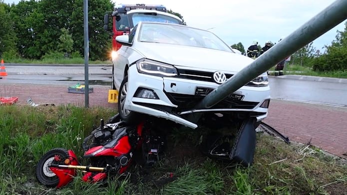 Schwerer Unfall in Brandenburg: Fahrlehrer kollidiert mit Fahrschüler auf Motorrad