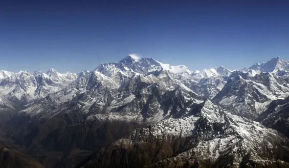 Erhöhte Genehmigungen für den Mount Everest trotz Herausforderungen
