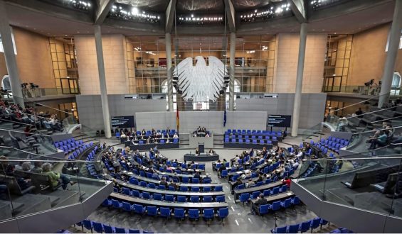 Diskussion über Diätenerhöhung im Bundestag