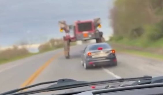 US-Fahrer fahren unter Landmaschine hindurch