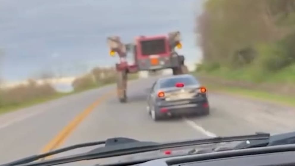 US-Fahrer fahren unter Landmaschine hindurch