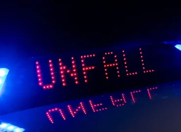 Autounfall bei hoher Geschwindigkeit auf der Autobahn