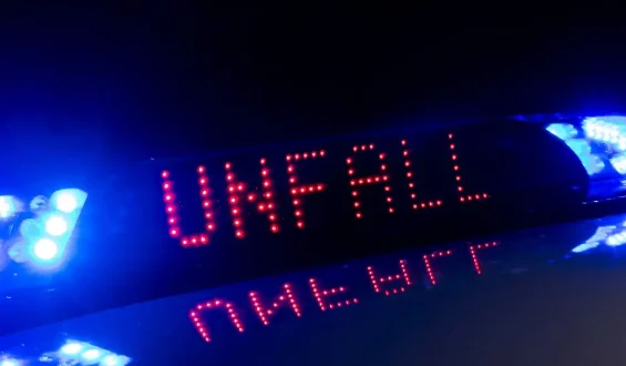 Autounfall bei hoher Geschwindigkeit auf der Autobahn
