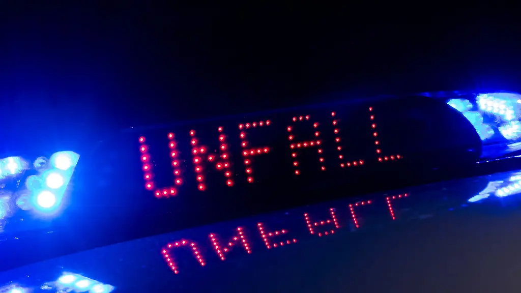 Autounfall bei hoher Geschwindigkeit auf der Autobahn