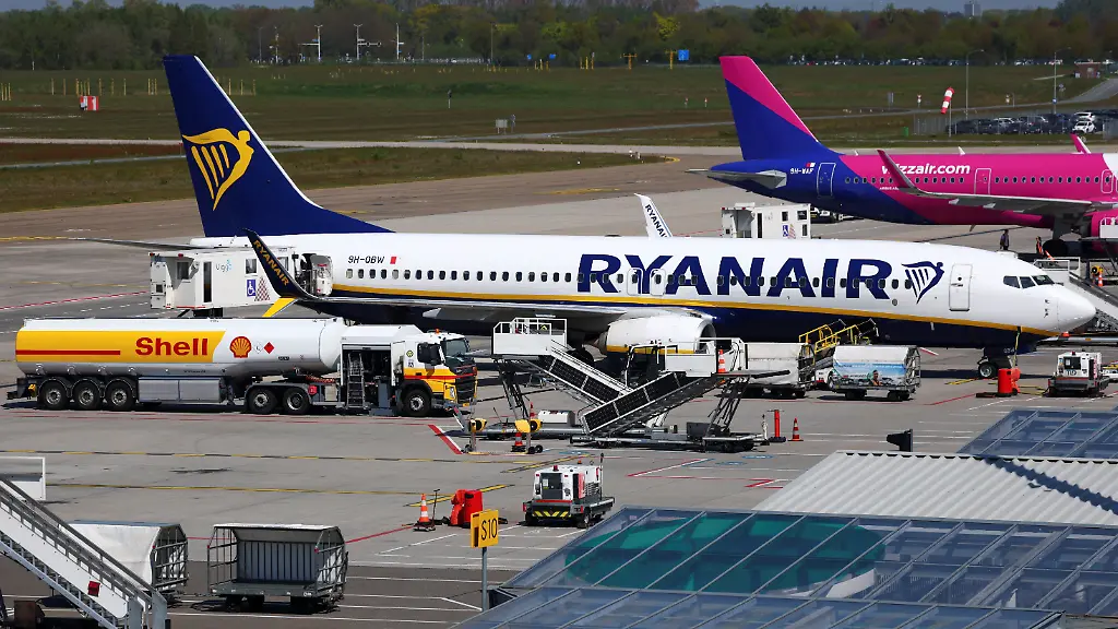 Ryanair verzeichnet Rekordgewinn und blickt auf kommende Herausforderungen