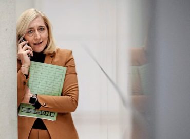 Warken plant höhere Pflegebeiträge für Kinderlose und will bei Pflegeheimen sparen