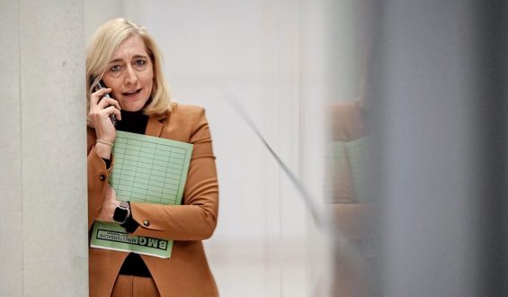 Warken plant höhere Pflegebeiträge für Kinderlose und will bei Pflegeheimen sparen