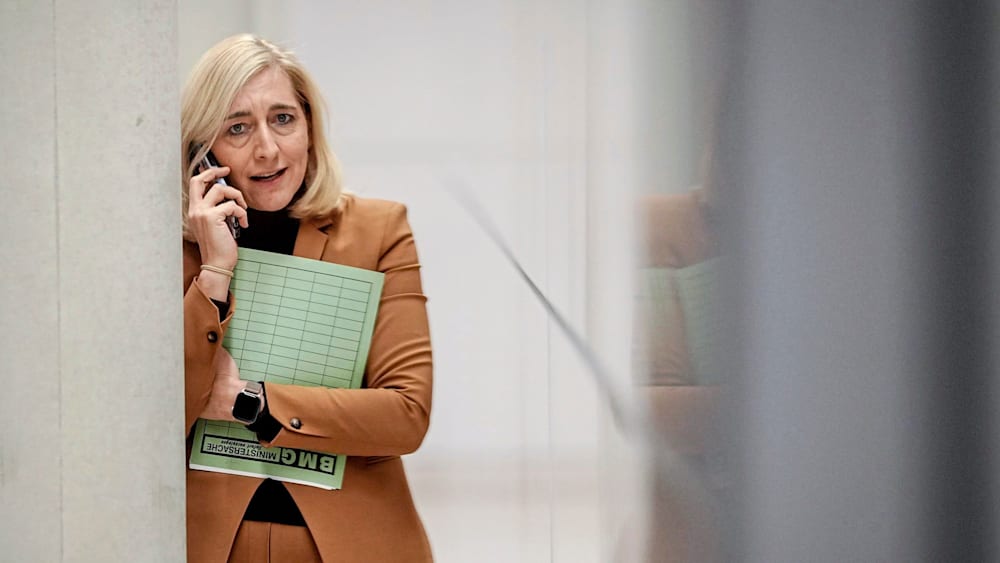 Warken plant höhere Pflegebeiträge für Kinderlose und will bei Pflegeheimen sparen