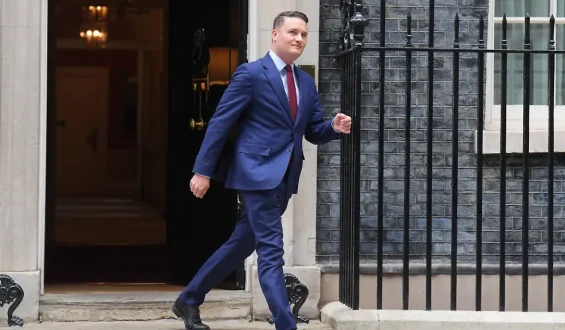 Gesundheitsminister Streeting tritt zurück und erhöht Druck auf Premier