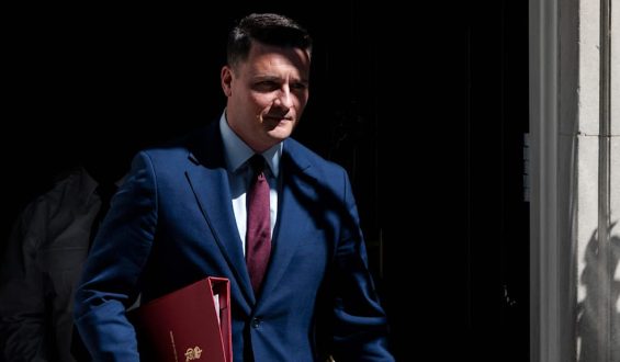 Rücktritt des britischen Gesundheitsministers und politische Krise in London