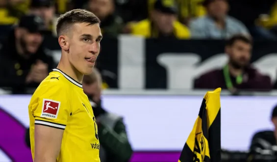 Borussia Dortmund besiegt Eintracht Frankfurt in emotionalem Spiel
