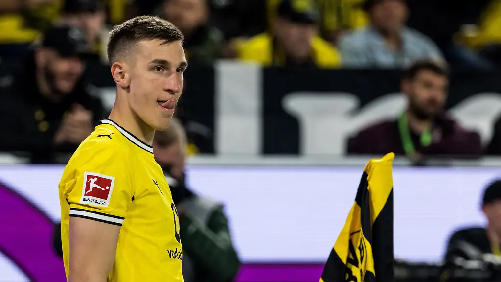 Borussia Dortmund besiegt Eintracht Frankfurt in emotionalem Spiel