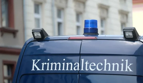 Polizei findet Männerleiche bei Potsdam – Möglicher Zusammenhang mit Entführung