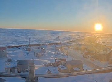 Sonnenaufgang nach langer Dunkelheit in Alaska