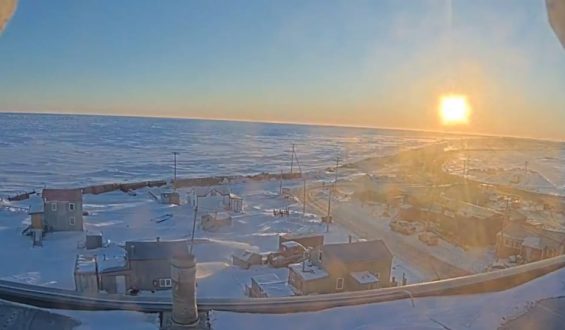 Sonnenaufgang nach langer Dunkelheit in Alaska