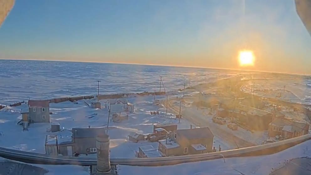 Sonnenaufgang nach langer Dunkelheit in Alaska