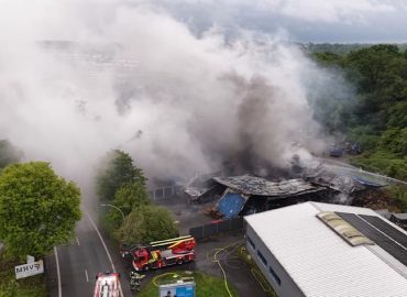 Brand in Kunststoff-Betrieb in NRW: Feuerwehr im Einsatz gegen Schadstoffwolken