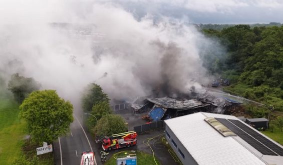 Brand in Kunststoff-Betrieb in NRW: Feuerwehr im Einsatz gegen Schadstoffwolken